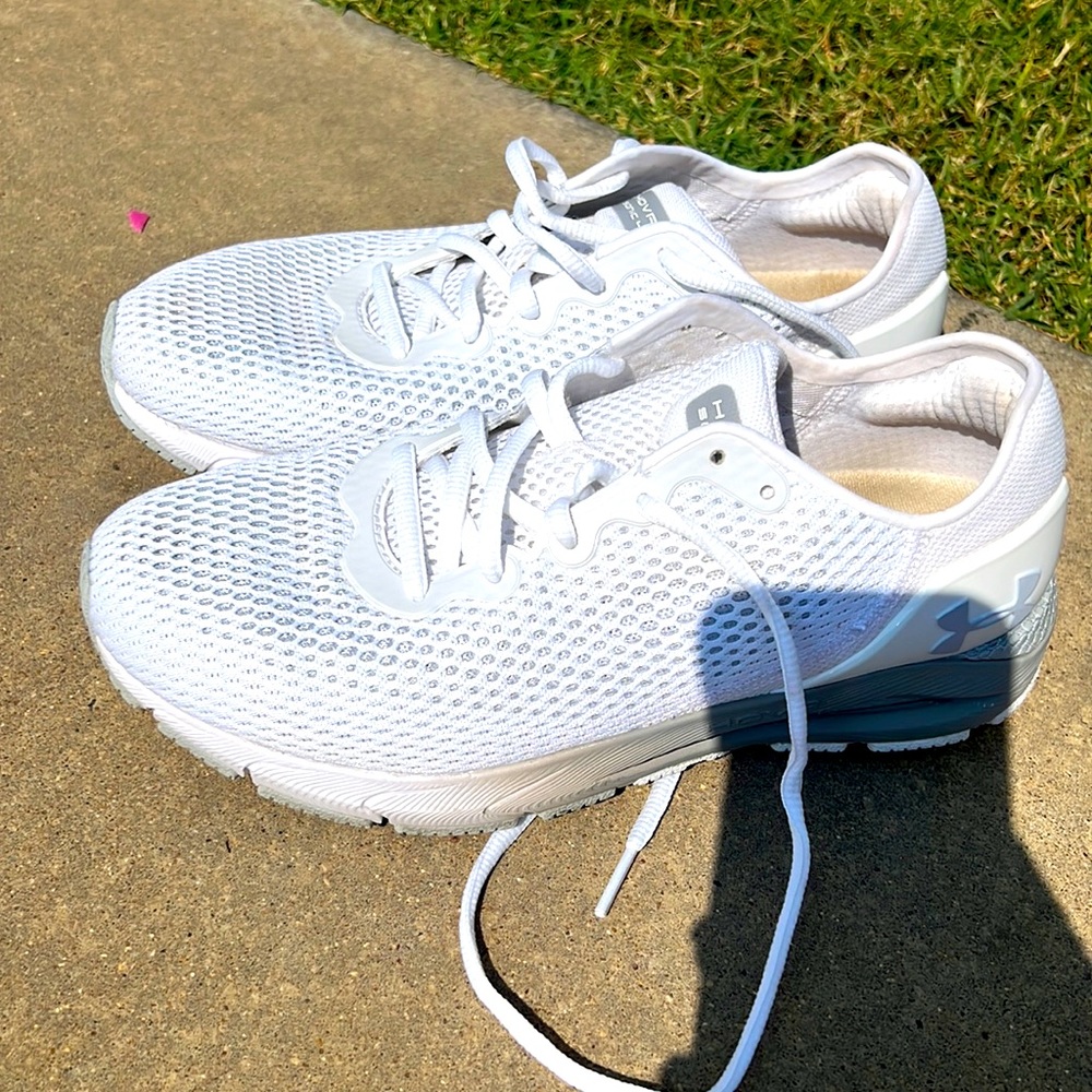 White womens under armour running shoes in size 8. Mint condition. Ready to ship